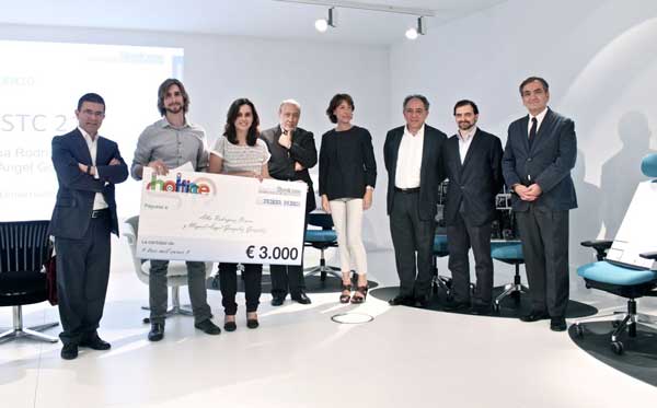 Los ganadores del primer premio, Alba Rodríguez y Miguel Ángel González, con los miembros del Jurado.
