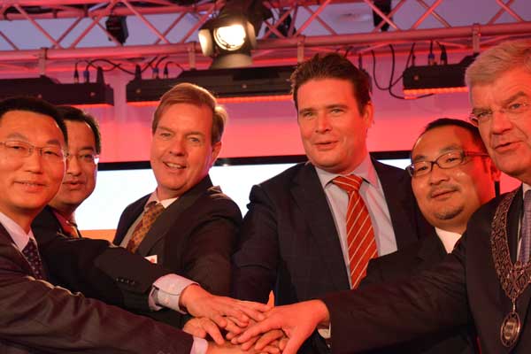 A la inauguración del Centro de Exposiciones de Huawei asistieron Frans Weekers, Secretario de Estado holandés; Leon He, presidente de Huawei Enterprise Europa; miembros del gobierno de Holanda, agentes de las TIC y clientes de la compañía