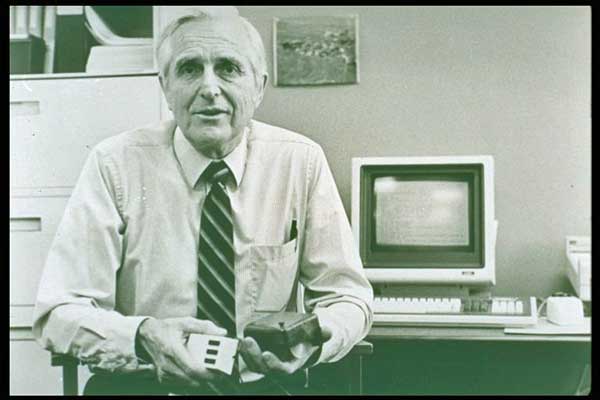 Douglas Engelbart muestra su invento en las oficinas de Tymshare