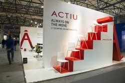 Con la mesa Arkitek+Dekton surface, Actiu fusiona mobiliario y arquitectura